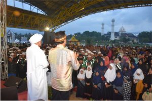 Bupati Bandung H. Dadang M Naser dan KH. Saimul Apip dari pesantren Addahlaaniah usai memberikan tausiah melakukan doa bersama di Bale Rame Sabilulungan Soreang kab. Bandung. 