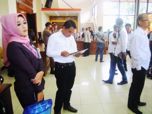 Direktur Operasional PT.BPR Kerta Raharja Ir. H. Boy Ferli Sumaatmaja S.E. dan Pinca KPO Soreang Revi Purnama SE. di acara Silaturahmi UKM Kabupaten Bandung di Gedung Mohammad Toha, Soreang, Kabupaten Bandung, Rabu (25/1/2017).