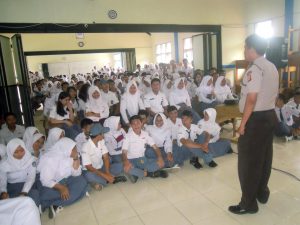 Kasat Binmas Polres Bandung AKP Maman Surahman sedang meberikan pengarahan kepada para siswa tentang  bahayanya obat-obatan terlarang, seks bebas dan kenakalan remaja lainnya di SMAN 1 Viwidey , Kabupaten Bandung , Senin (30/1) 