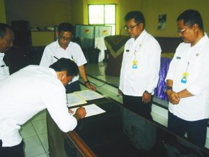 Bertempat di Aula Gedung Disdik Kab. Bandung  Rabu 25 /1/2017 Kadisdik Kabupaten Bandung, DR.H. Juhana M.M.Pd didampingi Sekdis DR. H. Marlan, menyaksikan penandatanganan berita acara sertijab PNS dari dan ke dalam jabatan pengawas dan kasubag TU UPT TK/SD dan Non formal di lingkungan Disdik sebanyak 16 Orang. Dinas Pendidikan Kab. Bandung  melaksanakan acara serah terima jabatan ini sebagai tindak lanjut pelaksanaan surat keputusan Bupati Bandung Nomor : 821/Kep 003-BKPPD/2017 tanggal 6 Januri 2017 dan nomor 821/Kep.005-BKPPD/20017 tanggal 20 Jauari 2017 Tentang pengangkatan. -- ( Lily Setiadarma ). 