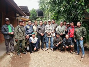 Dewan Pembina PKSM Kab.  Bandung  Eyang Memet bersama anggotanya siap mengawal, mengawasi dan memberikan solusi agar lingkungan tetap alami dan hutan tetap hijau,  poto bersama saat halal bihalal di Kp. Papakmangu Kec. Pasirjambu Kab.  Bandung ,  Sabtu (15/7). 