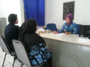 Seorang staf BPR Kerta Raharja sedang memberikan pelayanan di kantor pusat Jl. Raya Soreang No. 26