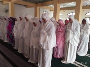 Salat berjamaah dzuhur menjadi rutinitas yang harus dilakukan siswa di masjid sekolah.