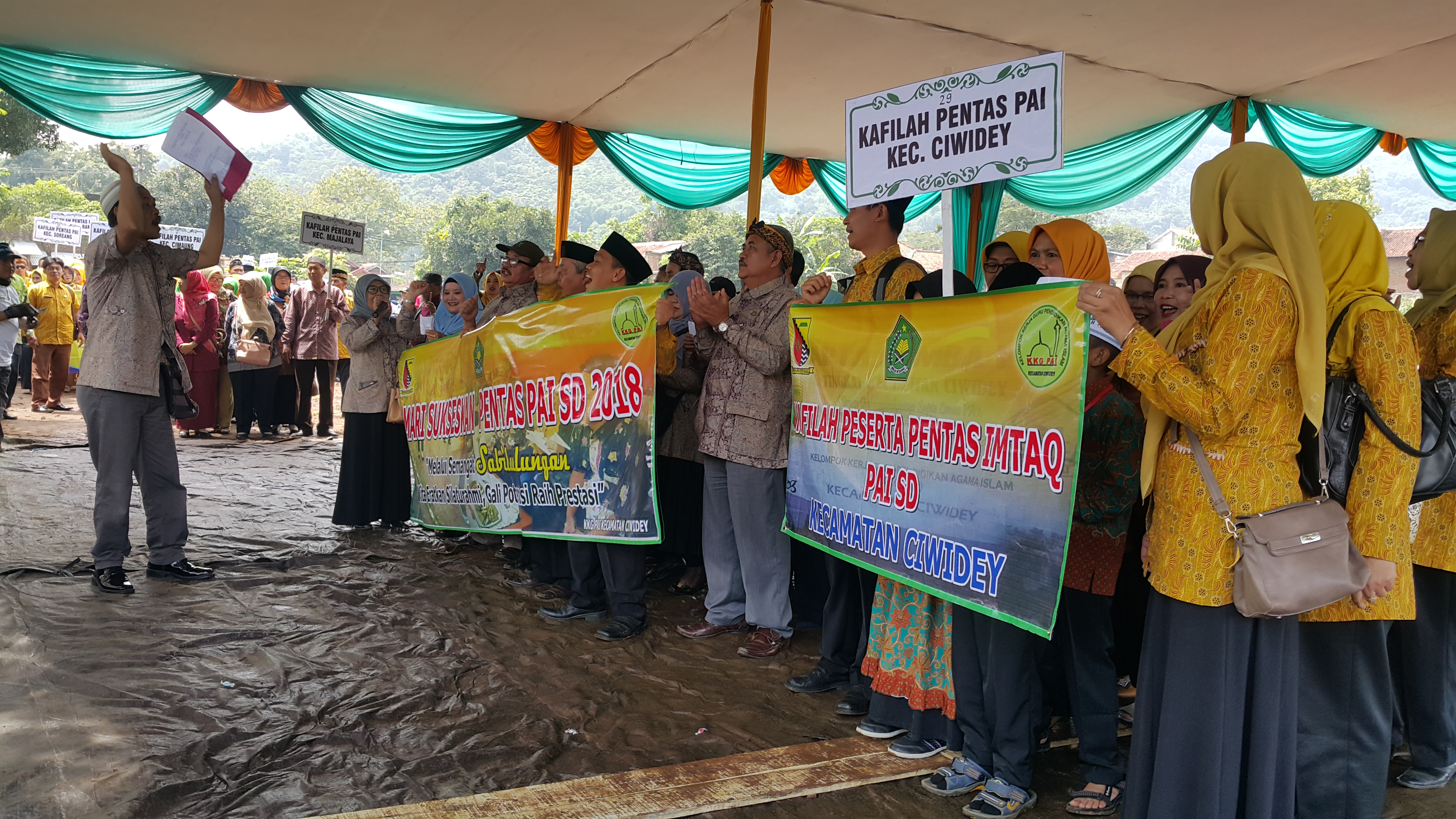 Peserta Pentas Seni dan PAI asal Kec. Ciwidey, pemuh semangat pada kegiatan Pekan keterampilan seni ( pentas) pendidikan agama islam. Tingkat kab. Bandung di Lapang Lebakmuncang Kec. Baleendah. 