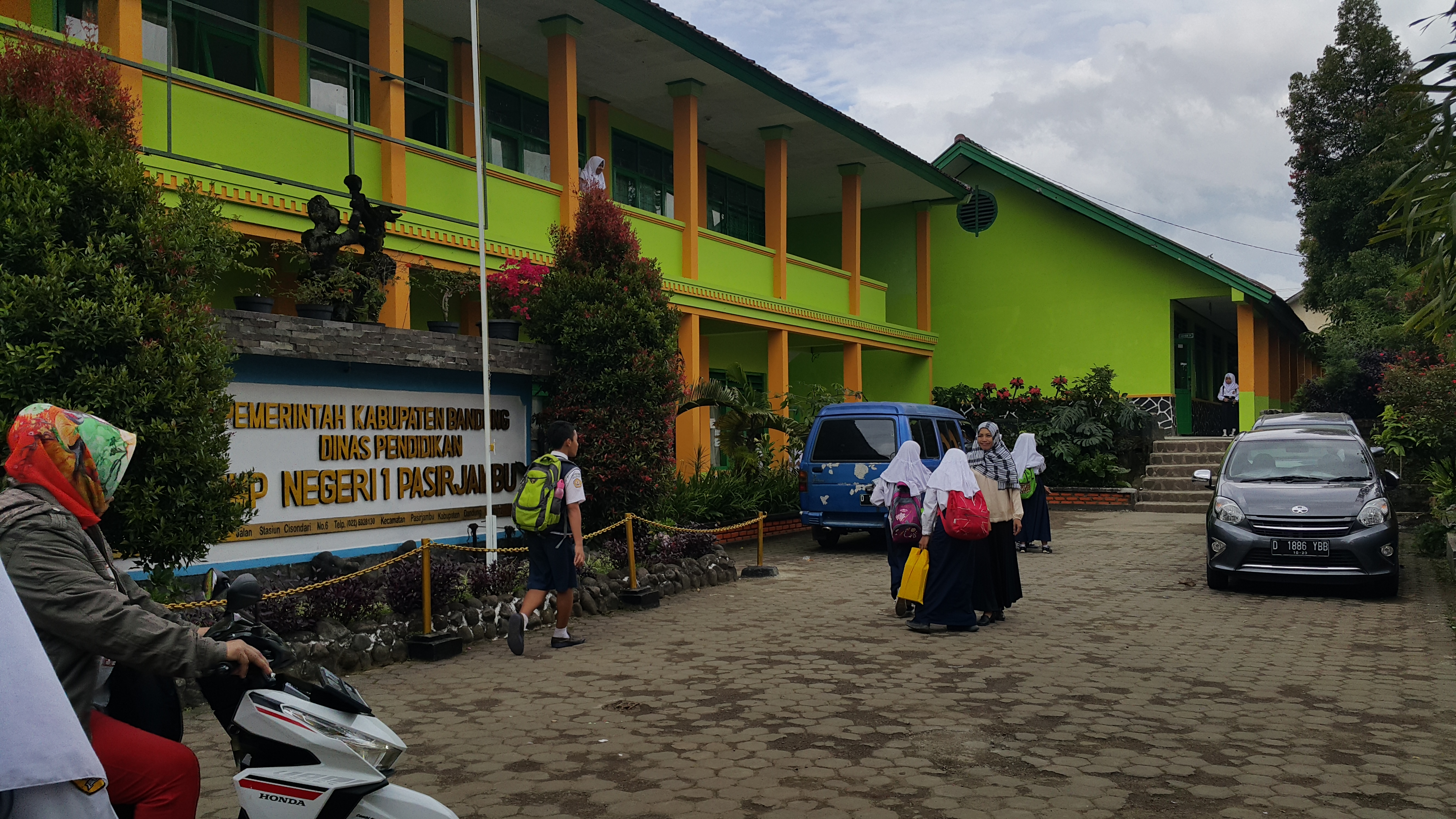 Gedung SMP Negri 1 Pasirkambu desa Pasirjambu Kec. Pasirjambu Kab. Bandung , siap ikut UNBK.