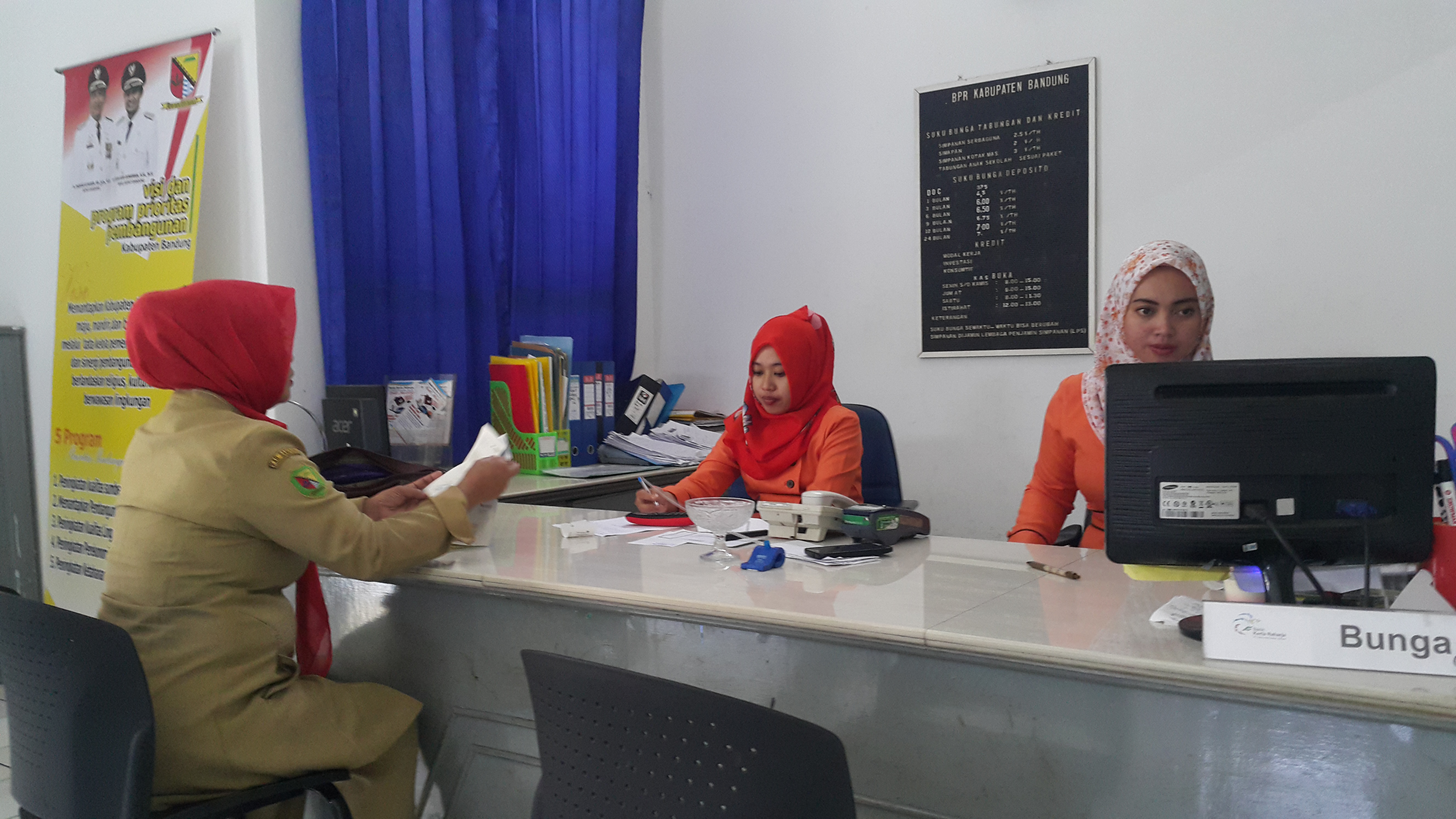 Staff  KPO BPR Kerta raharja  sedang melayani nasabah di Jl. Raya Soreang No. 26 Kec. Soreang Kab. Bandung. 