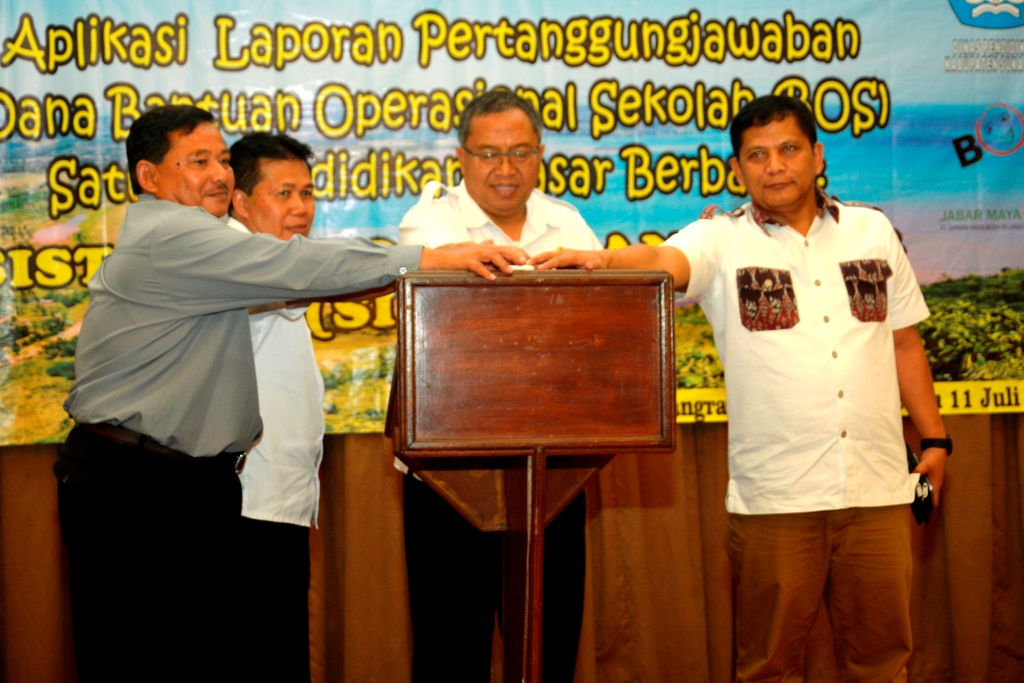 Bupati Sukabumi Marwan Hamami menekan tombol tanda peluncuran aplikasi laporan pertanggungjawaban dana BOS (Bantuan Operasional Sekolah) di Kab. Sukabumi.