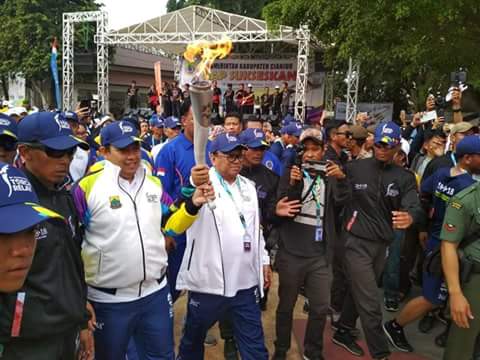 Ketua DPD RI Oesman Sapta Odang didampingi Bupati Cianjur Irvan Rivano Muchtar menerima Obor api Asian Games 2018 untuk kemudian diserahkan kembali kepada seorang atlet untuk dikirab ke Kab. Bogor, Senin (13/08).