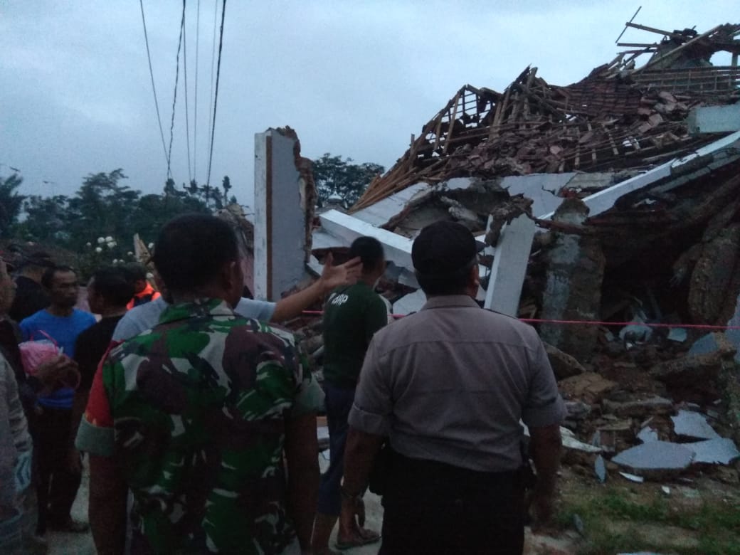 Ratusan Rumah Ambruk, Ribuan Warga Mengungsi Akibat Gempa di Sukabumi