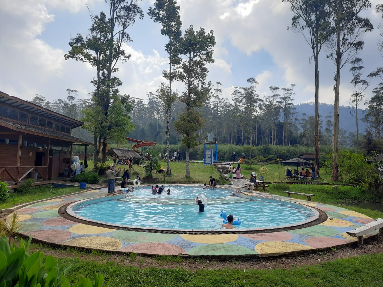 Di Ranca Upas, Wisatawan Bebas Bercengkrama dengan Rusa - WARTA PARAHYANGAN