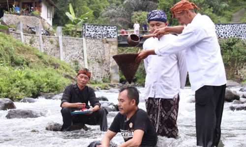 Sambut Ramadhan, Warga Kampung Adat Miduana Gelar Upacara Kuramasan di Sungai Cipandak