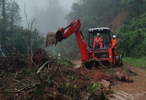 Akibat Hujan Deras, Sejumlah Ruas Jalan di Kabupaten Bandung Tertimbun Tanah Longsor