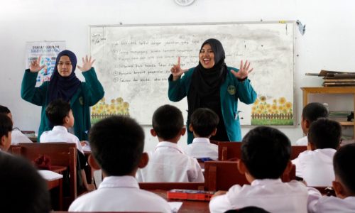 Di Lokasi TMMD Kodim Cianjur, Mahasiswa Bersinergi dengan TNI untuk Tingkatkan Kualitas Hidup Warga Desa Cibadak