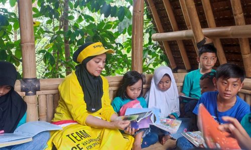 Bermalam di Kampung Adat Legok Kiara Ciwidey, Ketua IIPG Jabar Bakar Semangat Murid Sekolah Alam Bagea Baca Banyak Buku