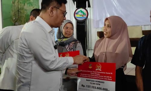 Disambut Ratusan Warga Penerima, Kang Haji Ace Kembali Salurkan Bansos Rp173 Miliar di Bandung Barat
