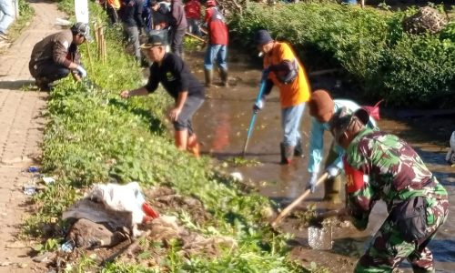 Anggota Koramil 0608-10/Sukanagara Bersama Warga Bergotong Royong Bersihkan Anak Sungai Cibala