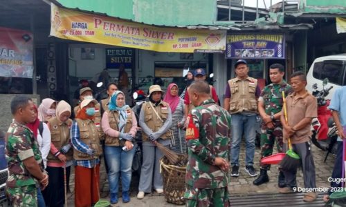 Bersama Warga, Anggota Koramil-0608-05/Cugenang Laksanakan Karya Bakti Bersih-bersih Sampah di Pasar Tradisional Cariu