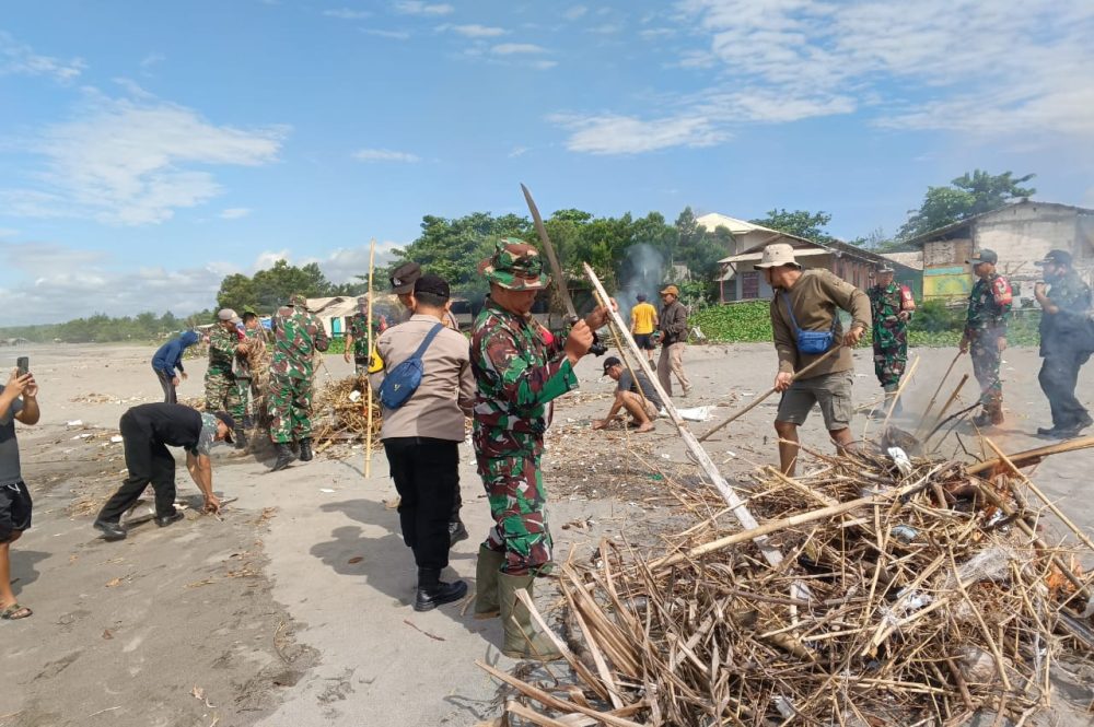 Tni Bersama Elemen Masyarakat Bersihkan Sampah Di Pantai Jayanti Cidaun