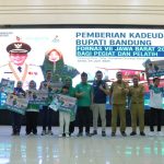Bupati Bandung Berikan Uang Kadeudeuh Rp1,327 Miliar kepada Penggiat Berprestasi Ajang FORNAS VII